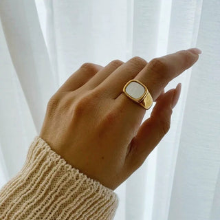 STATEMENT GEMSTONE RING GOLD